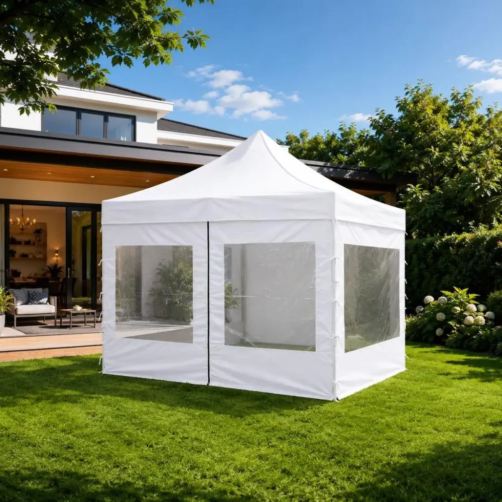 Gazebo plegable de aluminio blanco de 3×3 m armado con paredes laterales en un jardín
