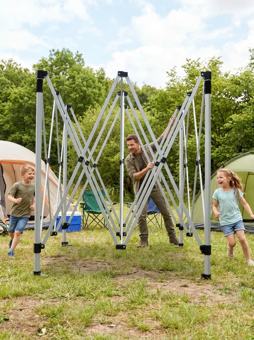 Familia armando la estructura plegable de aluminio de un gazebo en un camping, con sistema tipo tijera expandible