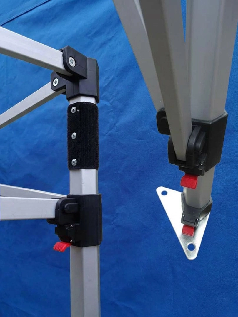 Detalle de las uniones reforzadas y las trabas de seguridad rojas de la estructura de aluminio de un gazebo plegable