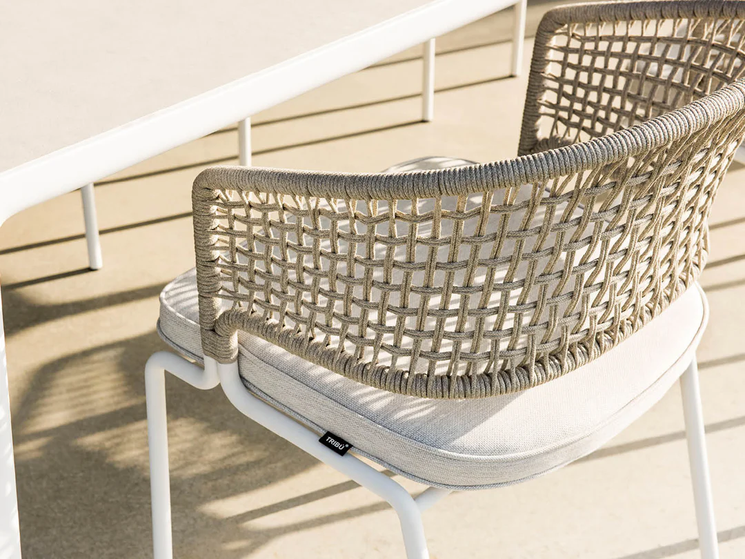 Detalle del respaldo tejido en cuerda náutica color natural del set de living Puelo, para exterior