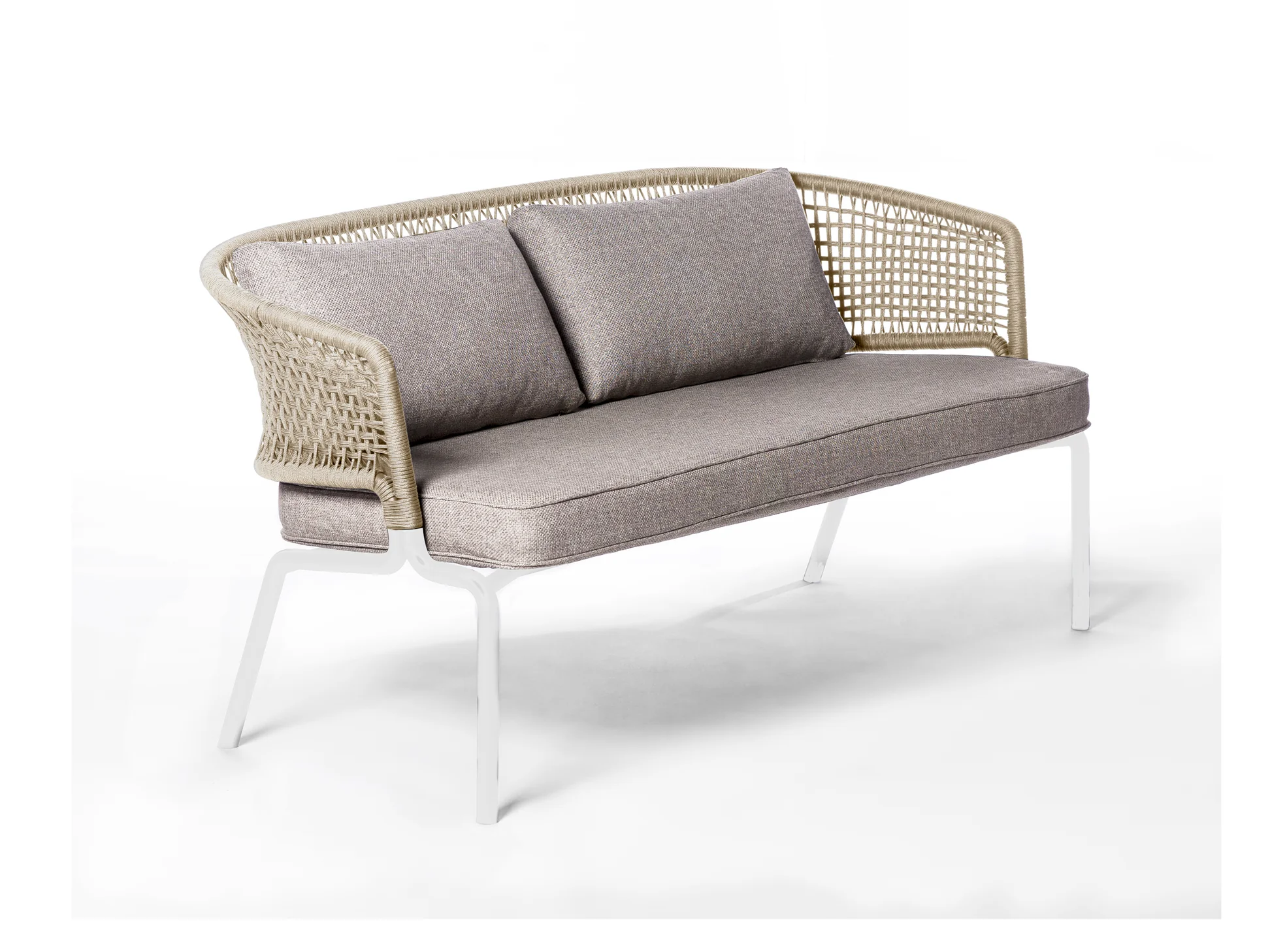 Sillón de dos cuerpos del set Puelo en cuerda náutica natural con almohadones grises y patas de aluminio blanco